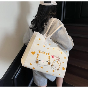 Détail d'un sac cabas en toile avec motif chat orange et inscription I LOVE MOM
