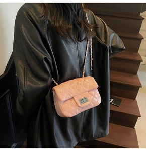Vue détaillée du sac bandoulière matelassé rose avec fermoir argenté et chaîne sur modèle