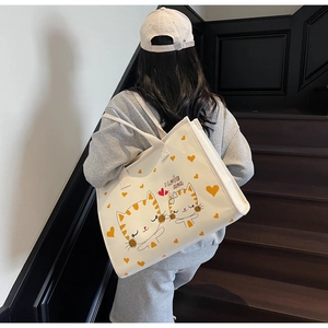 Sac fourre-tout en toile blanche avec chats mignons et imprimé I LOVE MOM porté par un mannequin