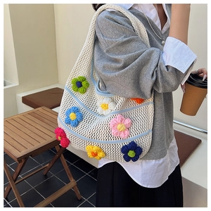 Détail du sac fourre-tout en crochet blanc avec fleurs 3D colorées faites à la main