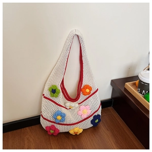 Détail d'un sac cabas en tricot fait main avec fleurs 3D colorées et maille ajourée tendance