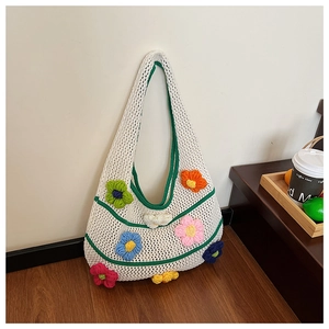Détail du sac en crochet blanc avec des motifs floraux 3D faits à la main