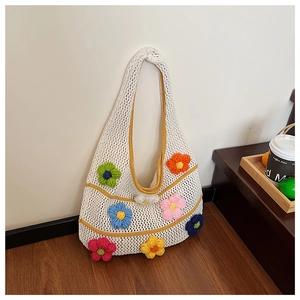Détails de la texture au crochet faite main et fleurs 3D colorées appliquées sur le sac