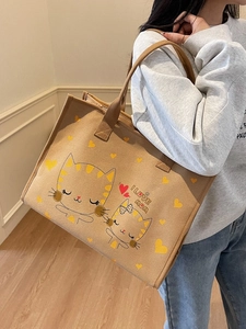 Grand sac cabas en toile kaki avec imprimé chat et 'I LOVE MOM' porté par un mannequin