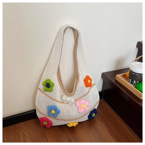 Détail d'un sac cabas blanc fait main en maille avec motifs de fleurs au crochet en 3D