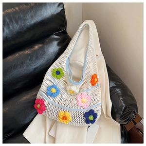 Détail du sac hobo en crochet blanc avec appliques de fleurs tricotées colorées 3D