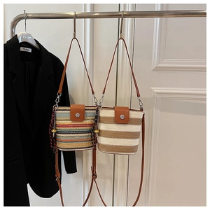 Détail des sacs seau tressés arc-en-ciel avec rabat en cuir et boucle en métal