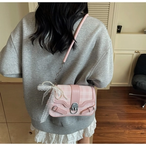 Borsa sottobraccio a scacchi rosa con fiocco in pizzo, ciondoli di perle e fibbie in metallo