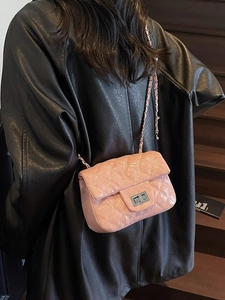 Petit sac bandoulière rose matelassé brillant avec fermoir tournant argenté et chaîne