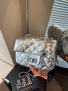 Sac à bandoulière matelassé argenté avec chaîne métallique et fermoir rotatif