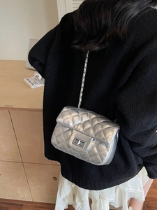 Petit sac à bandoulière matelassé argenté avec chaîne en métal et fermoir chic