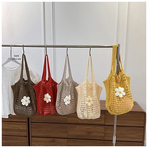 Détail de sacs fourre-tout en crochet colorés avec marguerites en cinq teintes d'été