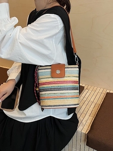 Sac seau tissé arc-en-ciel à rayures colorées, bandoulière cuir et foulard décoratif