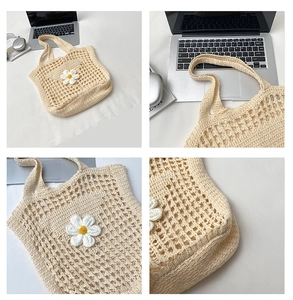 Détail du sac cabas au crochet avec maille ajourée et décoration de fleur de marguerite