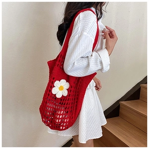 Détail du sac fourre-tout au crochet rouge avec marguerites blanches et maille
