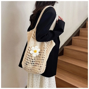 Détail du sac cabas au crochet avec applique marguerite blanche sur sac en maille