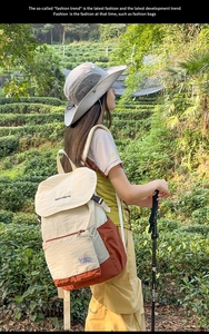 Détail du sac à dos en toile grande capacité avec boucle et poche frontale zippée