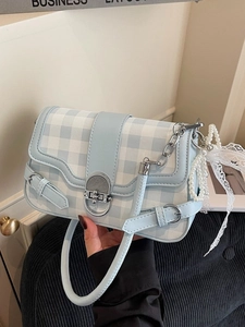 Borsa a spalla a quadretti bianchi e blu con ciondolo di perle e catena argento