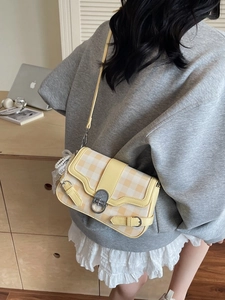 Borsa sottobraccio vintage a quadretti gialli con ciondolo in pizzo e perle e patta