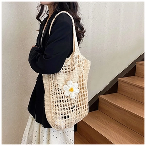 Gros plan du sac fourre-tout en crochet beige avec marguerites 3D et texture tissée