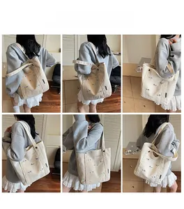 Vues détaillées d'un sac cabas en toile avec broderie animale et doubles bandoulières