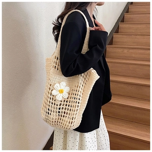 Détail du sac cabas en crochet crème orné d'une décoration florale de marguerite en 3D