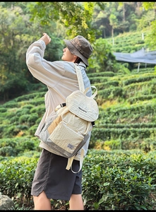 Détail d'un sac à dos de randonnée multi-poches en nylon froissé résistant en plein air