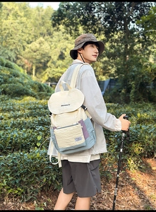 Vue extérieure d'un sac à dos de randonnée léger tricolore en tissu imperméable