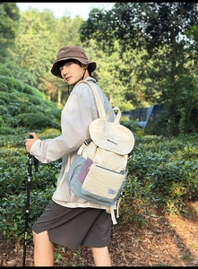 Vue détaillée d'un grand sac à dos en toile avec sangles de serrage pour le voyage