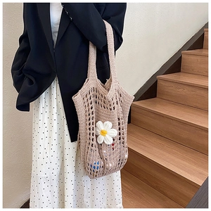 Détail du sac fourre-tout en crochet avec fleur de marguerite 3D et motif à mailles