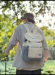 Modèle portant un grand sac à dos en nylon dans une scène de randonnée en forêt