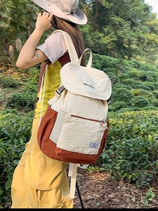 Sac à dos minimaliste grande capacité beige et rouge pour randonnée et voyage