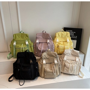 Vue détaillée des six coloris pour les sacs à dos de voyage en nylon imperméables