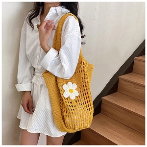 Détail du sac cabas jaune crocheté à la main avec un motif marguerite blanche 3D