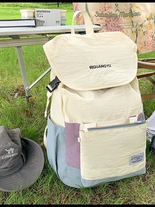 Sac à dos décontracté en toile tricolore pour femme présenté dans un décor de camping