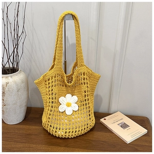 Détail du sac cabas jaune tricoté main avec maille évidée et fleur marguerite 3D