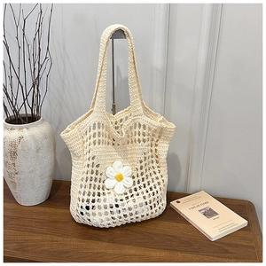 Détail d'un sac cabas en crochet crème avec fleur de marguerite 3D et maille ajourée