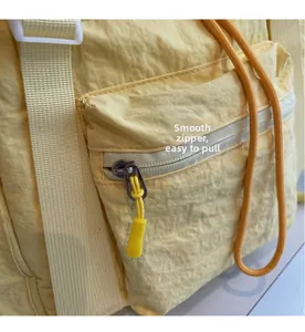 Détail de la fermeture éclair fluide et du cordon sur le sac à dos léger en nylon jaune