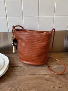 Vintage Women Woven Bucket Bag Casual PU Leather Shoulder Crossbody Bag With Beaded Tassel Charm Retro Fashion Tote Handbag