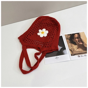 Détail du sac cabas au crochet rouge avec fleur 3D et texture en maille tissée