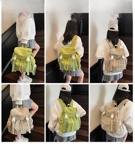 Vues détaillées de sacs à dos de voyage étanches en vert et kaki portés par des modèles