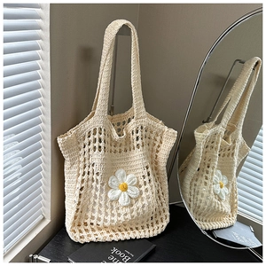 Détail du sac cabas au crochet avec applique marguerite blanche et motif en maille