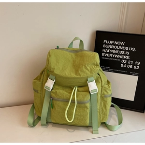 Détail du sac à dos étanche vert citron avec boucle et texture en nylon gaufré