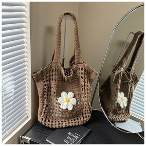 Détail d'un sac cabas en crochet marron café avec marguerite en 3D et texture résille