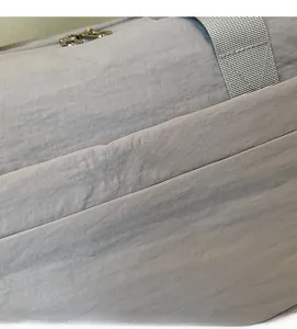 Détail du sac fourre-tout en nylon lilas avec broderie Wellalbag et double zip métallique