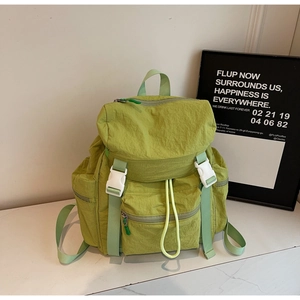 Détail du sac à dos étanche vert avocat avec fermeture à cordon et boucle en plastique