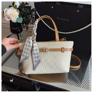Sac seau en jacquard beige avec texture gaufrée, poignée en cuir et foulard en soie