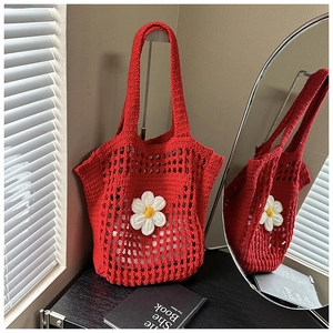 Gros plan du sac cabas rouge tissé avec fleur de marguerite 3D et texture maille