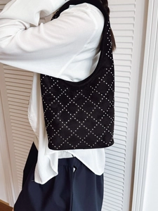 Borsa hobo vintage in pelle scamosciata nera con borchie e motivo a rombi da donna