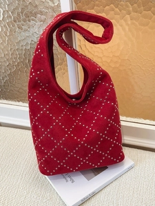 Borsa hobo in pelle scamosciata rossa con borchie argentate e grande capienza a spalla